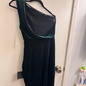 Lulu's Emerald Green One-Shoulder Velvet Dress